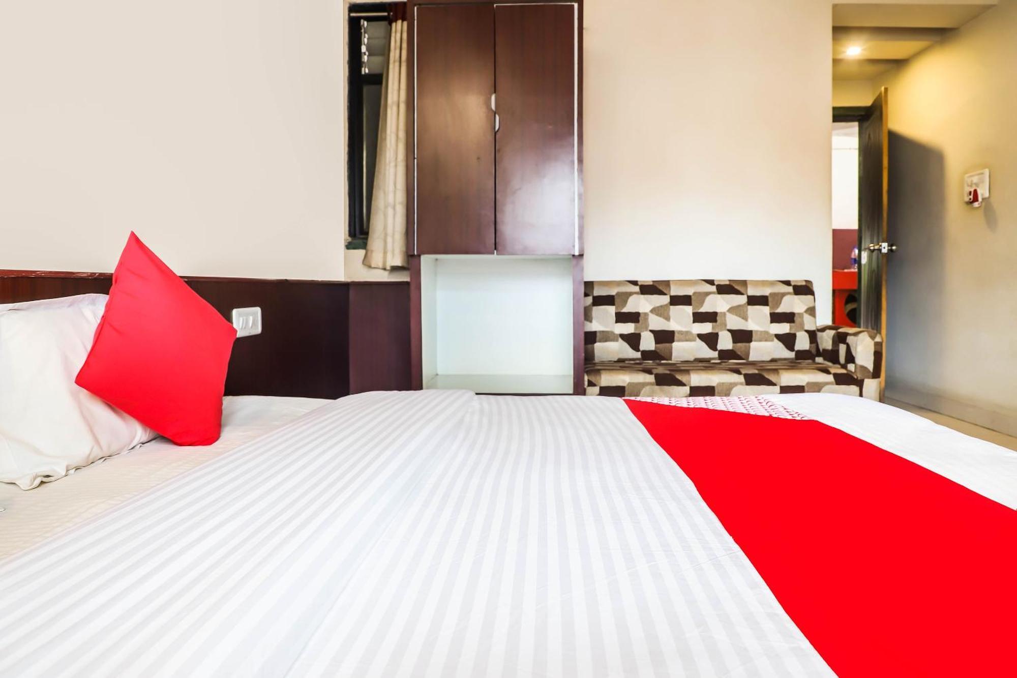 Hotel Spot On Bagiya Restaurant Harda Exterior foto